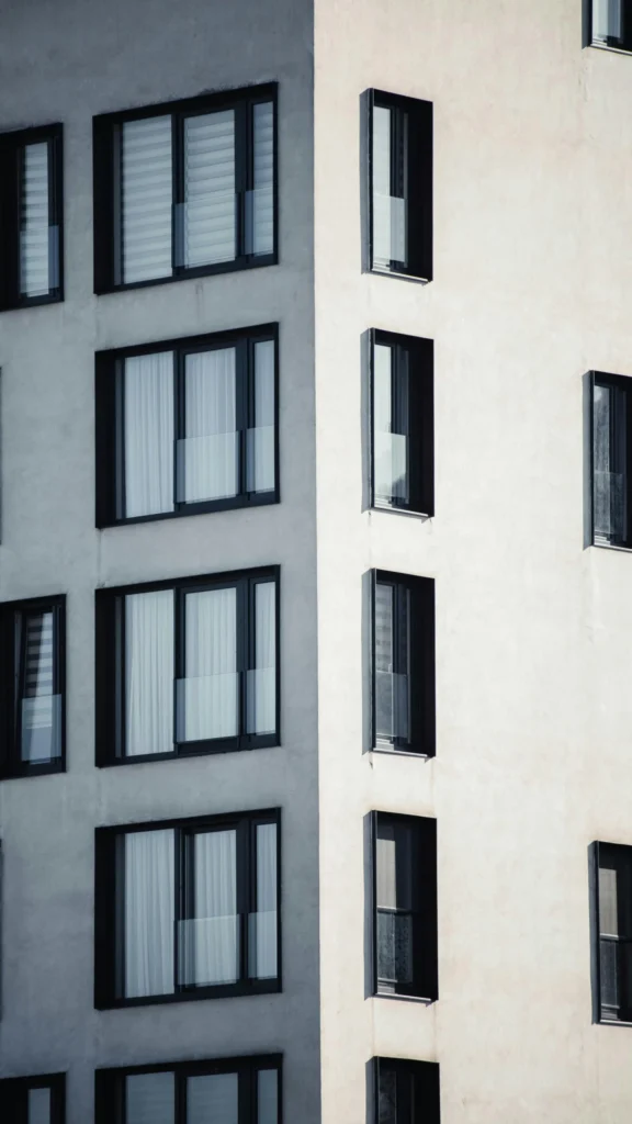 Qué diferencia una ventana de PVC y una de aluminio