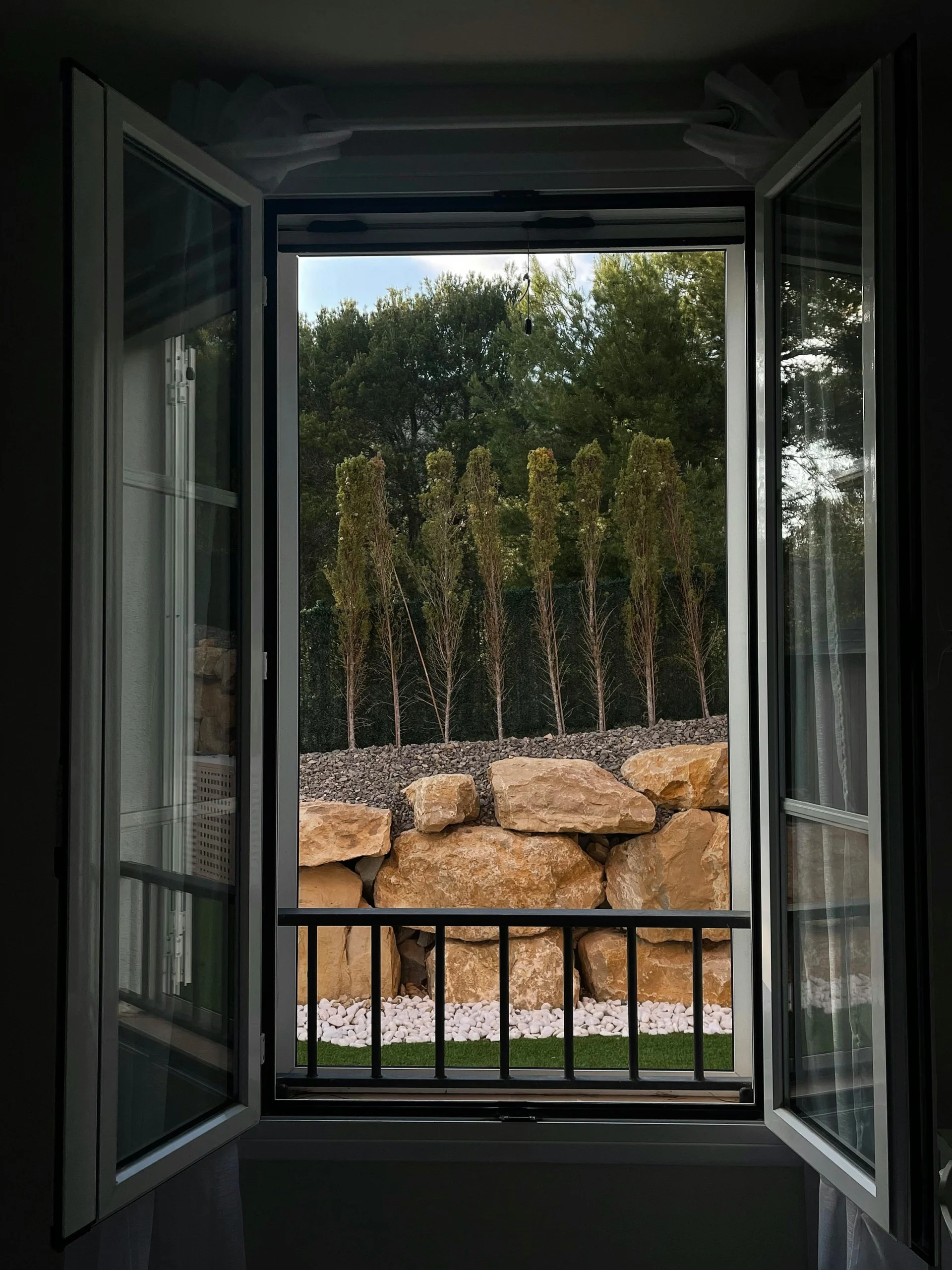 Ventanas oscilobatientes instaladas por Aluminios Juma